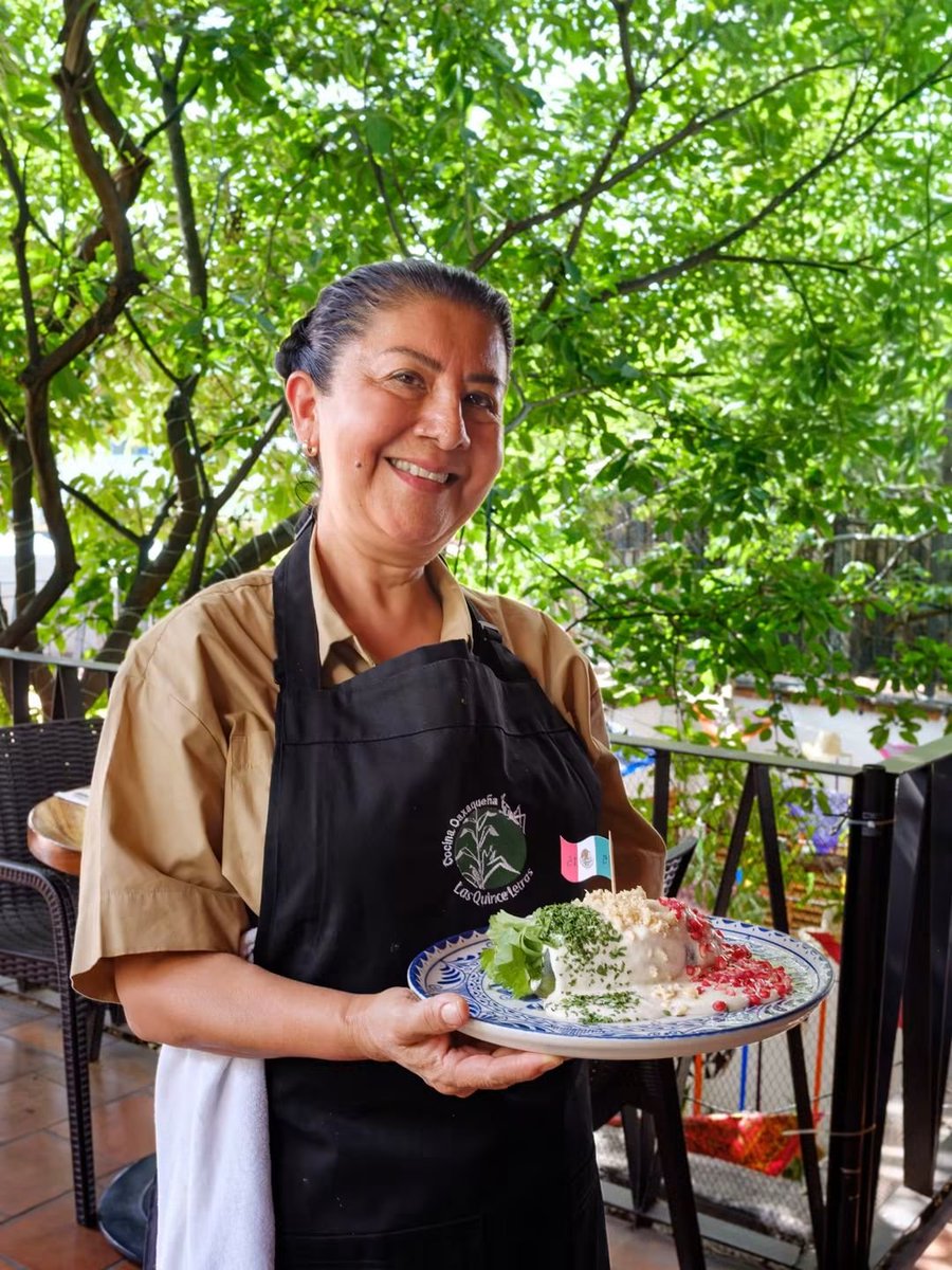 TesorosDMexico's tweet photo. En Restaurante Las Quince Letras , la chef Celia Florián celebra la temporada de Chiles en Nogada desde una cocina profundamente arraigada a Oaxaca, honrando los ingredientes, los saberes y las tradiciones que hacen de nuestra gastronomía un patrimonio vivo.

#TesorosdeMexico https://t.co/JC6AlhFHAl