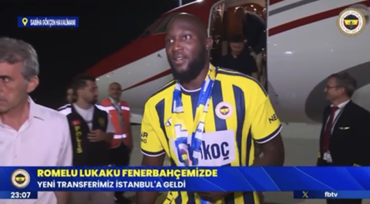 usser2304's tweet photo. Romelu Lukaku, İstanbul'a geldi 💛💙 https://t.co/AKVemXKwsn