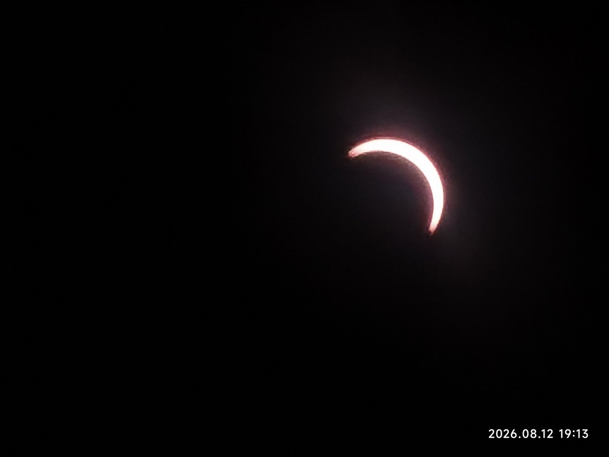 LadyTortonTuc's tweet photo. Hoy fue la primera vez que pude ver un eclipse casi total. Que cosa maravillosa la astronomía. https://t.co/YHWJ3XEv7N