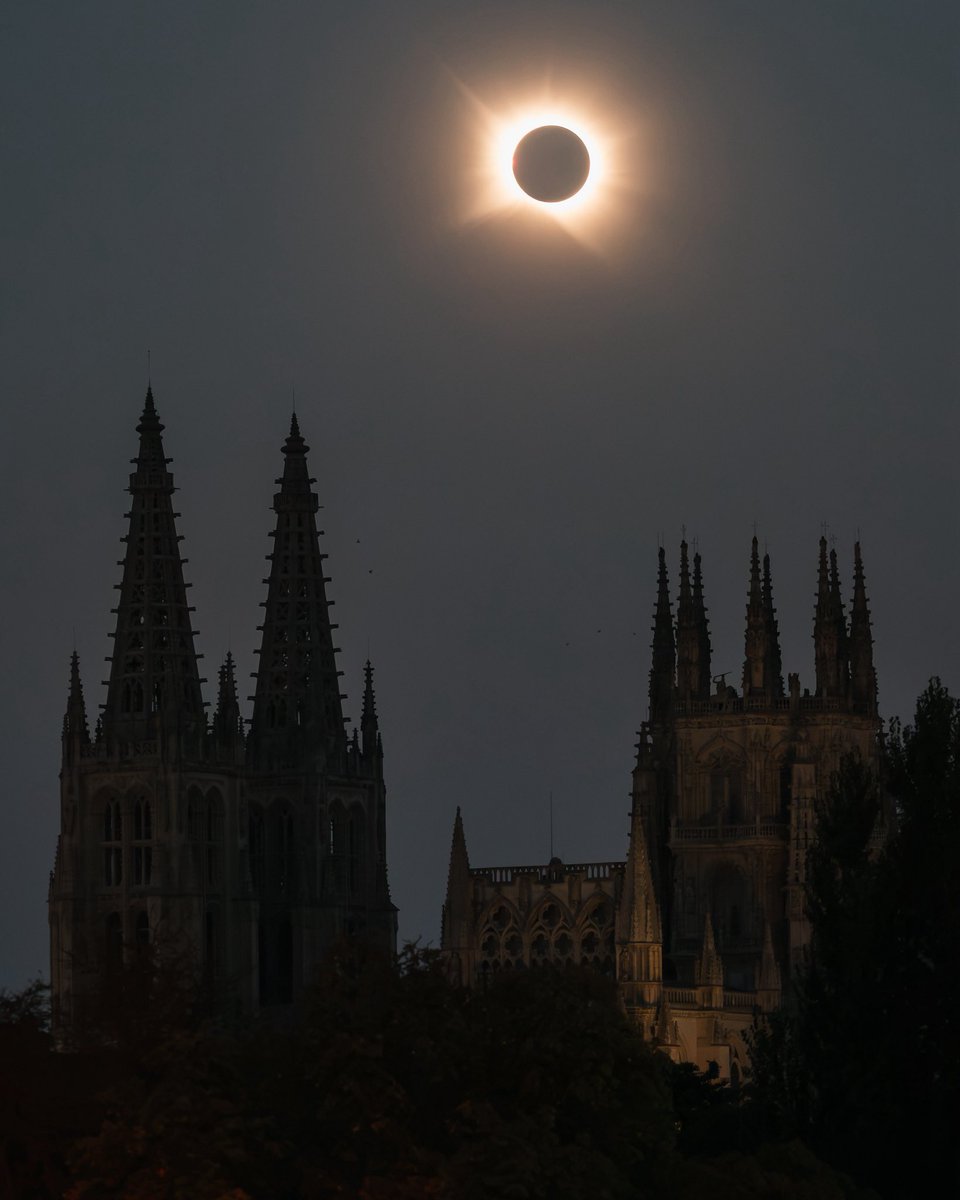 rodrigomenaruiz's tweet photo. Un anillo de fuego en un cielo oscurecido, coronando las agujas centenarias.
🌕🌑
No hay palabras para describir esta vista. Ha sido lo más bello y sobrecogedor que he tenido la suerte de presenciar.

La naturaleza y la historia unidas en un instante perfecto
•
#Burgos https://t.co/LsZkySln3N
