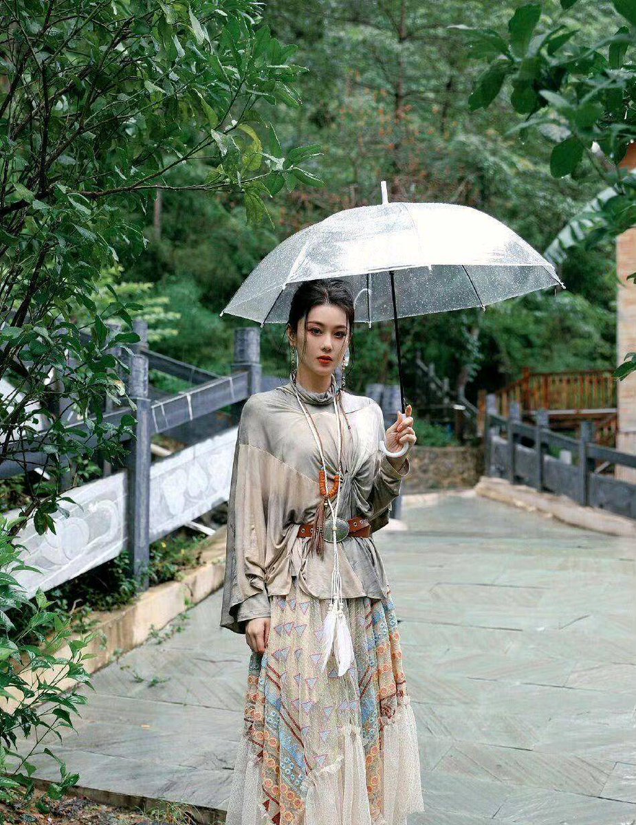 HumeshPatnaik's tweet photo. A stranger in the rain handed me her extra umbrella today. Small act, but it turned my stressful commute into a warm memory. Kindness is everywhere when you slow down. https://t.co/IXwifgMVVH