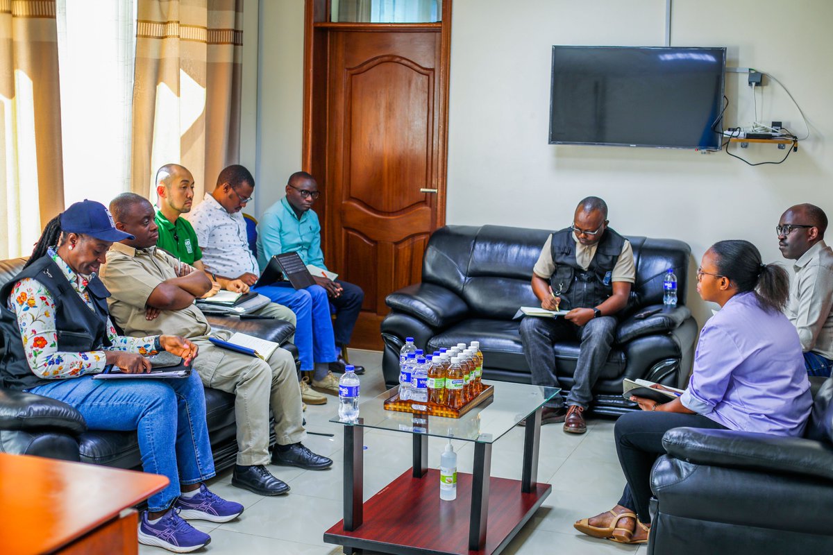 GakenkeDistrict's tweet photo. Uyu munsi, Umuyobozi w’Akarere ka Gakenke, @muka_vestine, yakiriye mu biro bye intumwa za @UNDP_Rwanda, bagirana ibiganiro byibanze ku musaruro w’ubufasha bwa tekiniki UNDP yahaye Akarere, cyane cyane mu bijyanye n’Imihigo no kuyishyira mu bikorwa.

Nyuma y’ibiganiro, iri tsinda riherekejwe n’Umuyobozi w’Akarere ryasuye ibikorwa remezo by’amashanyarazi akomoka ku mirasire y’izuba byashyizwe ku biro by’Akagari ka Karyango ndetse no ku ivuriro ry’ibanze (Poste de Santé) rya Karyango, ku nkunga ya UNDP.

Mu biganiro n’abaturage b’Akagari ka Karyango, bagaragaje ko iyi mirasire y’amashanyarazi yagize uruhare rukomeye mu kunoza serivisi bahabwa ku biro by’Akagari no kuri Poste de Santé, ku buryo ubu serivisi zitagitinda cyangwa ngo zibure kubera kubura umuriro.

Iyi gahunda igaragaza akamaro k’ubufatanye hagati y’inzego z’ibanze n’abafatanyabikorwa mu iterambere, mu guteza imbere ibikorwa remezo no kunoza serivisi zihabwa abaturage.