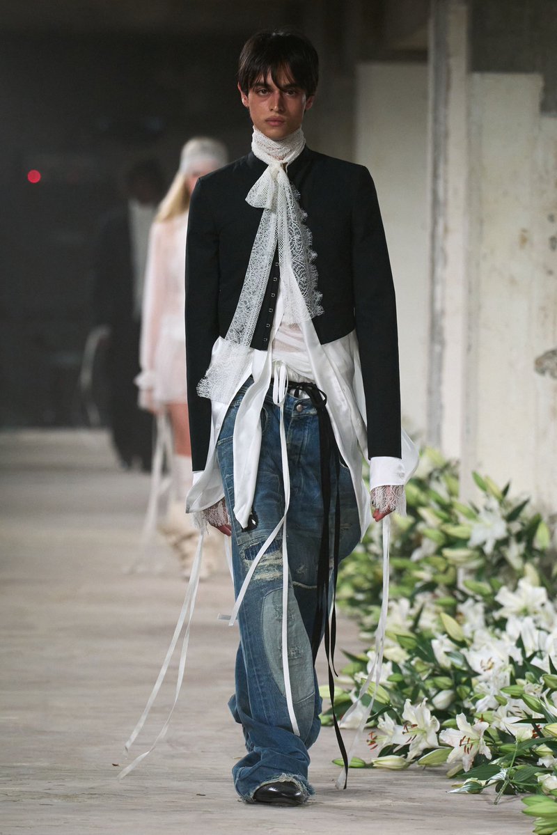 miucciasboy's tweet photo. ann demeulemeester ss25 https://t.co/HlXK6PiLNC
