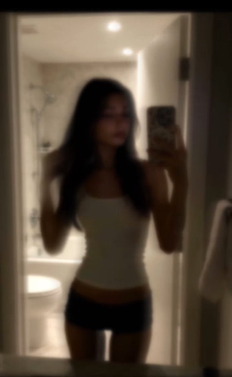 lizzypeen's tweet photo. Say hi in the comments👅 https://t.co/V6IN5Q0qSd
