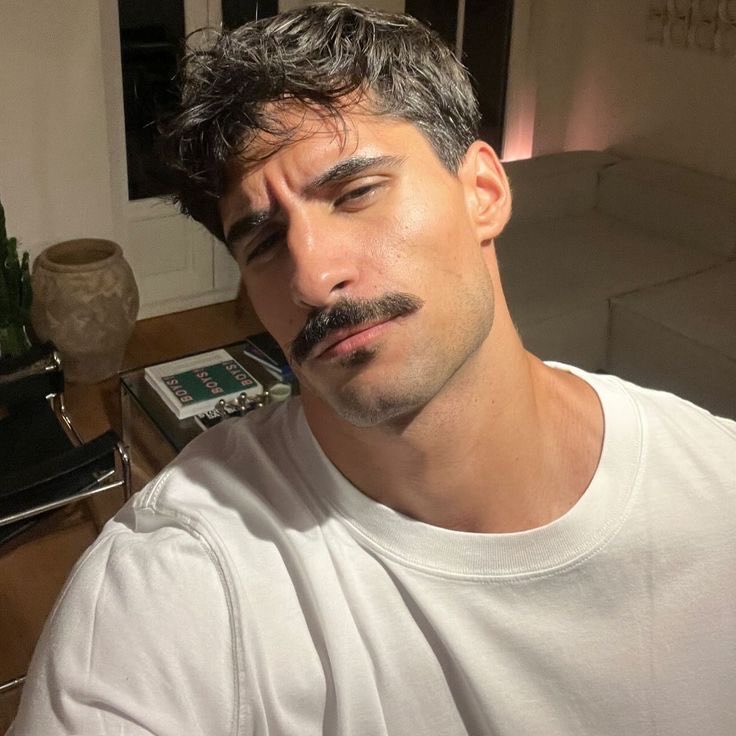 poponze's tweet photo. Olivia Rodrigo sobre a reação negativa que a internet teve após ela dizer que adora caras de bigode:

“Meu Deus, sim. É a opinião mais controversa de todas. Mas eu mantenho o que disse. Eu realmente gosto de caras com bigode” https://t.co/7aQWZMAXNq