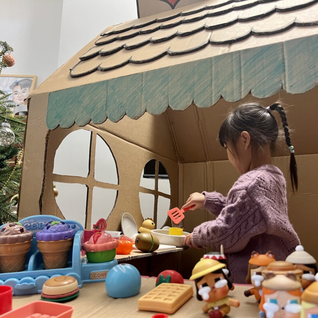 Michasiaxdd's tweet photo. Today’s win: building a cardboard castle with my 5-year-old — the best magic is messy, hands-on fun together https://t.co/JZlpZI2RWy