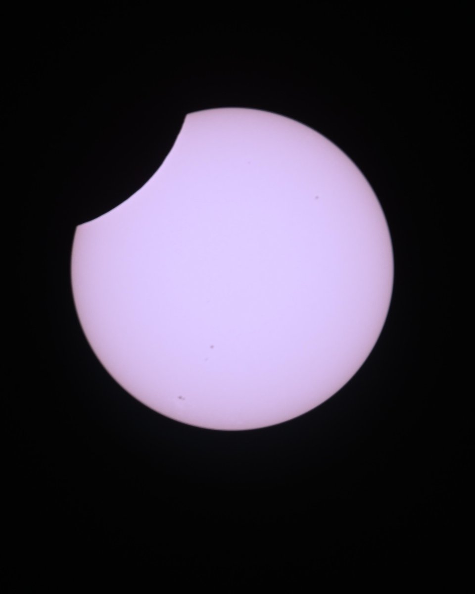 NASA_es's tweet photo. ¿Te perdiste el eclipse solar del 12 de agosto? ¡No te preocupes! ☀️ 

Aquí tienes tres vistas del eclipse: la totalidad en España, la @Space_Station pasando frente al Sol durante el eclipse parcial en Estados Unidos y una vista desde la estación espacial. Aprende más: https://t.co/0OfZMGx8oF
