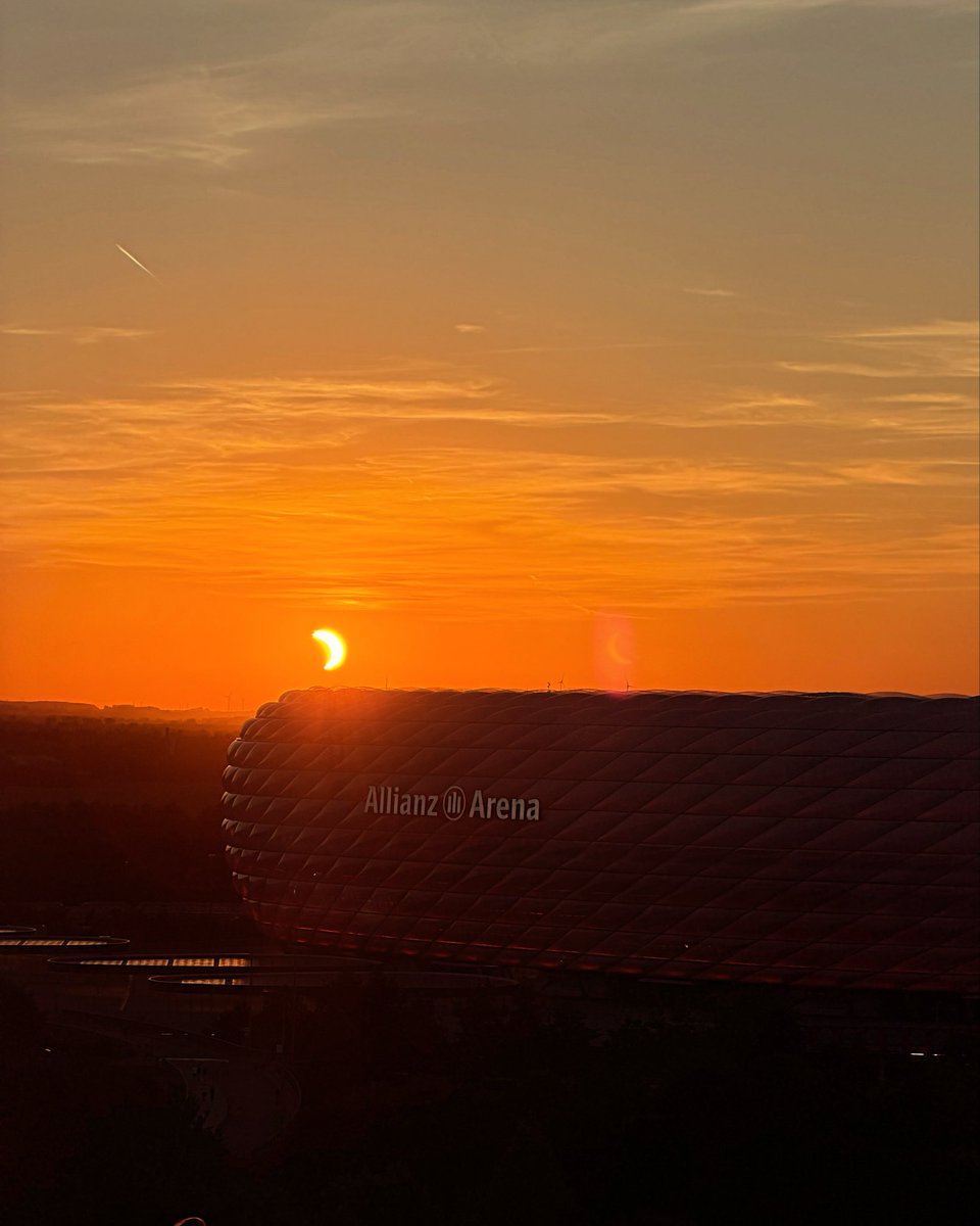 FCBayern's tweet photo. Schönster Sonnenfinsternis-Spot auf der Welt! 🥰🌒 https://t.co/h5iZunTzpO