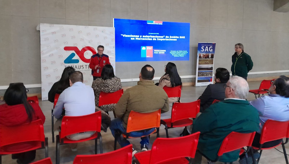 sagchile's tweet photo. Usuarios de Zona Franca reforzaron conocimientos sobre requisitos y normativa para el ingreso e importación de mercancías, resolviendo dudas y facilitando el cumplimiento de la normativa vigente, durante capacitación conjunta de @sagchile y @AduanaCL #Magallanes https://t.co/Snq6ZY1FEP