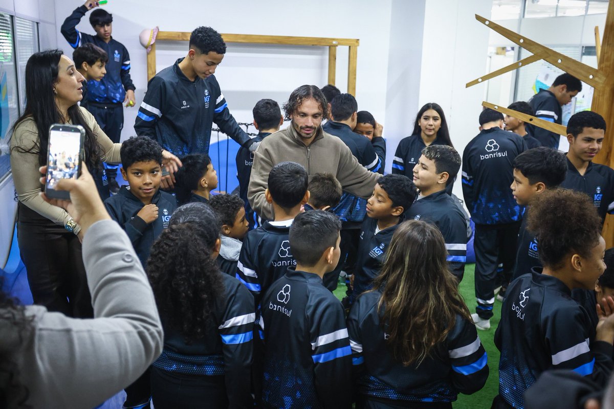 GremioInfo_'s tweet photo. Novo reforço do Grêmio, Filip Krovinović visitou o Instituto Geração Tricolor (IGT), localizado na Arena do Grêmio, nesta quarta-feira (12). 

O croata participou de um tour guiado pelas instalações, integrou uma dinâmica com as crianças atendidas pelo Instituto e revelou que nunca havia vivenciado uma iniciativa semelhante: 

“Foi uma coisa linda de se ver, visitar e sentir esse apoio das crianças. É muito importante para eles terem esse suporte. Foi uma visita muito boa, farei novamente." 💙 

📸 Lucas Uebel