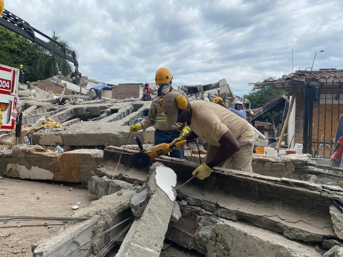 EMCALIoficial's tweet photo. #EMCALIEnAcción | Nuestro equipo brinda apoyo con maquinaria pesada en las labores de rescate que se adelantan en la calle 4 con carrera 58, en el barrio Cuarto de Legua, realizando la remoción de escombros. 👷‍♂️🤝

Además, ayudaron a trasladar las donaciones hasta la zona destinada para la entrega de alimentos a las familias y personas que se encuentran en el lugar. 💚

¡Estamos al lado de las familias, apoyando la atención de esta emergencia!