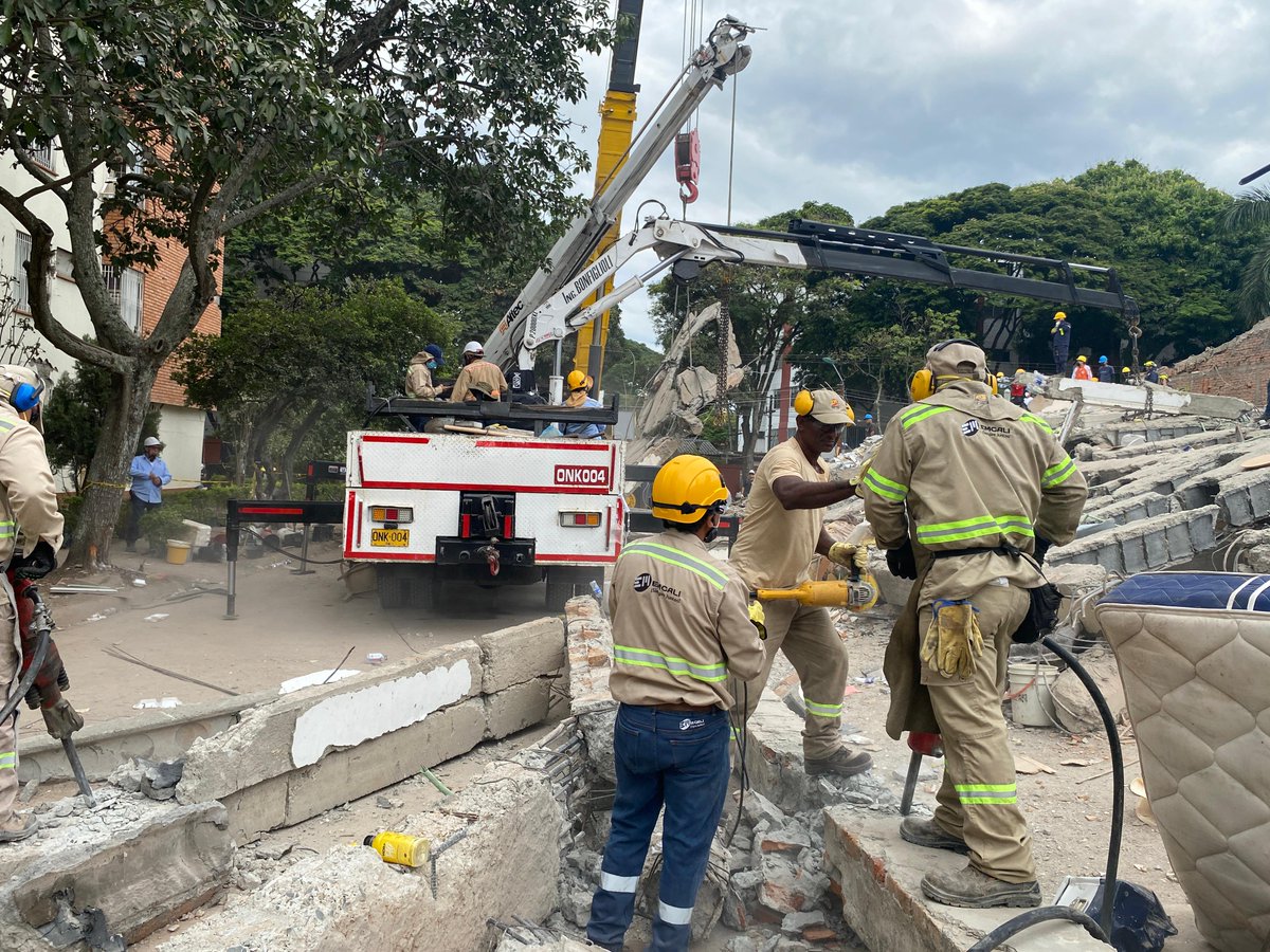 EMCALIoficial's tweet photo. #EMCALIEnAcción | Nuestro equipo brinda apoyo con maquinaria pesada en las labores de rescate que se adelantan en la calle 4 con carrera 58, en el barrio Cuarto de Legua, realizando la remoción de escombros. 👷‍♂️🤝

Además, ayudaron a trasladar las donaciones hasta la zona destinada para la entrega de alimentos a las familias y personas que se encuentran en el lugar. 💚

¡Estamos al lado de las familias, apoyando la atención de esta emergencia!