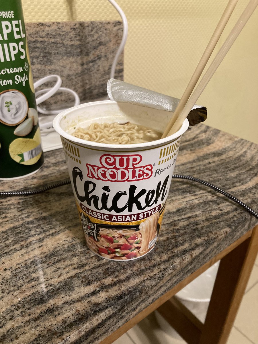 JR2PDJ's tweet photo. ドイツのカップヌードルは麺が短くて物足りない。
麺啜れない現地人向けにチューニングされてる？ https://t.co/3nSm4BuQar