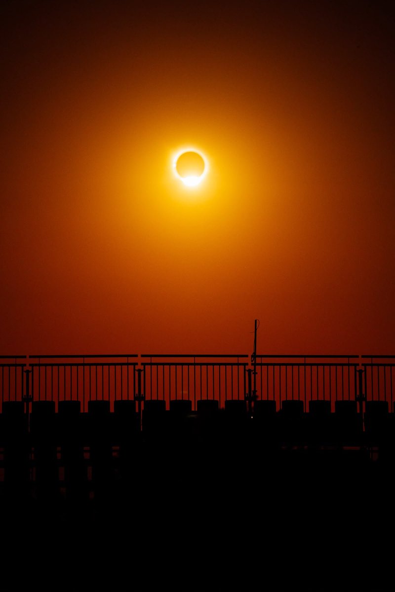 madring_oficial's tweet photo. 🌑 De MADRING al cielo, hoy más que nunca.

El eclipse solar ha sido el gran protagonista de una tarde en la que el cielo de Madrid nos ha regalado un espectáculo único. Un momento que hemos podido seguir desde el mismo lugar que, dentro de poco más de un mes, estará lleno de acción y velocidad. 🏎️✨