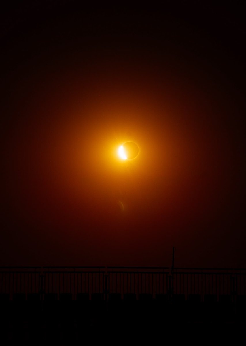 madring_oficial's tweet photo. 🌑 De MADRING al cielo, hoy más que nunca.

El eclipse solar ha sido el gran protagonista de una tarde en la que el cielo de Madrid nos ha regalado un espectáculo único. Un momento que hemos podido seguir desde el mismo lugar que, dentro de poco más de un mes, estará lleno de acción y velocidad. 🏎️✨