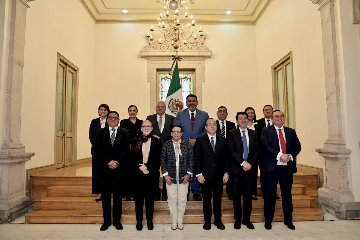 rosaicela_'s tweet photo. Instalamos la Mesa de Libertad y Acceso a la Justicia en la @SEGOB_mx, a través de la cual coordinaremos esfuerzos con el sistema penitenciario y las entidades, para que personas privadas de la libertad que están en condiciones de vulnerabilidad puedan ser beneficiarias de los mecanismos de amnistía, preliberación o cambios de medida cautelar.  La justicia también se construye con sensibilidad, dignidad y sentido humano. 🇲🇽⚖️@Claudiashein @arturomedinap @monderh73 @SSPCMexico @PyRS_Mexico