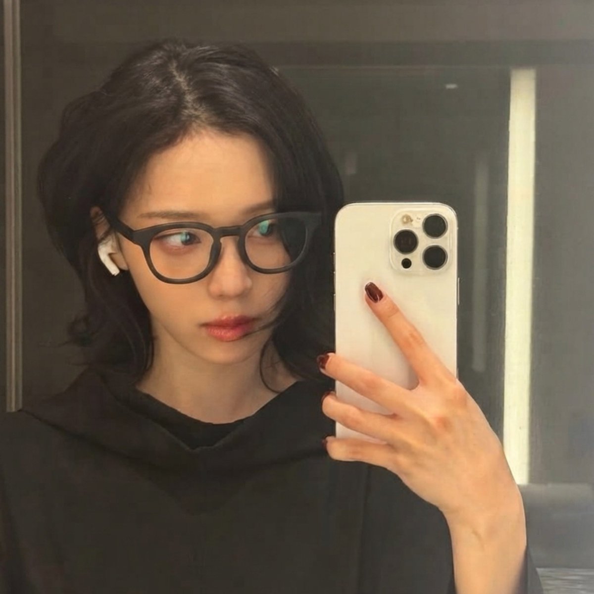 imnotrondy's tweet photo. PARTE 2 mini au #jiminjeong #winrina

onde Jimin chama o T.I. pra arrumar o computador pela milésima vez e quem aparece pra atender o chamado é a novata Minjeong. depois disso, a Jimin começa a inventar qualquer problema no computador só pra poder ver a Minjeong de novo. https://t.co/96yXBJMHSE