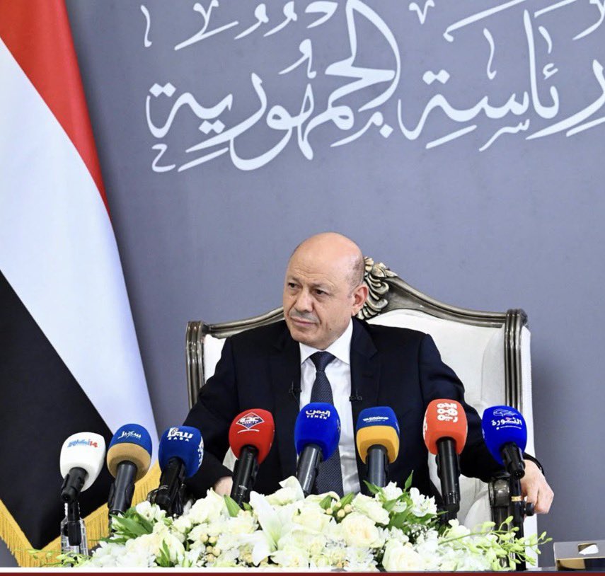AzrakNabil's tweet photo. الرئيس يضع  الحوثي 
   امام خيارين  
              احلاهما مر
رئيس مجلس القيادة في رسالة أخيرة للمليشيات: الفرصة ما تزال متاحة لإلقاء السلاح والانخراط في بناء وطن يتسع للجميع
هل تقبل جماعة الحوثي مستحيل 
فلا خيار غير فرض الأمر بالقوة https://t.co/agvDGcA8T1