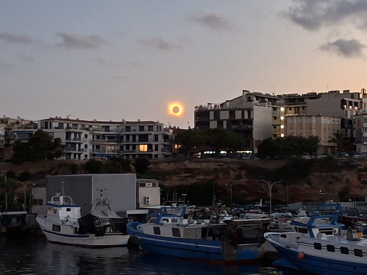 meritxellrosel1's tweet photo. #EclipsiTotal a l'Ametlla de mar @ametllademartur 🌒🌓🌔🌕🌖🌗🌘🌚🌞☀️🌠🌠🌠 #Meteorologia #FenomenAstronòmic @meteocat @SeguimlaMeteo @meteo_garraf @costadauradatur #LaCala #AmetlladeMar https://t.co/CYwHGVk4ER