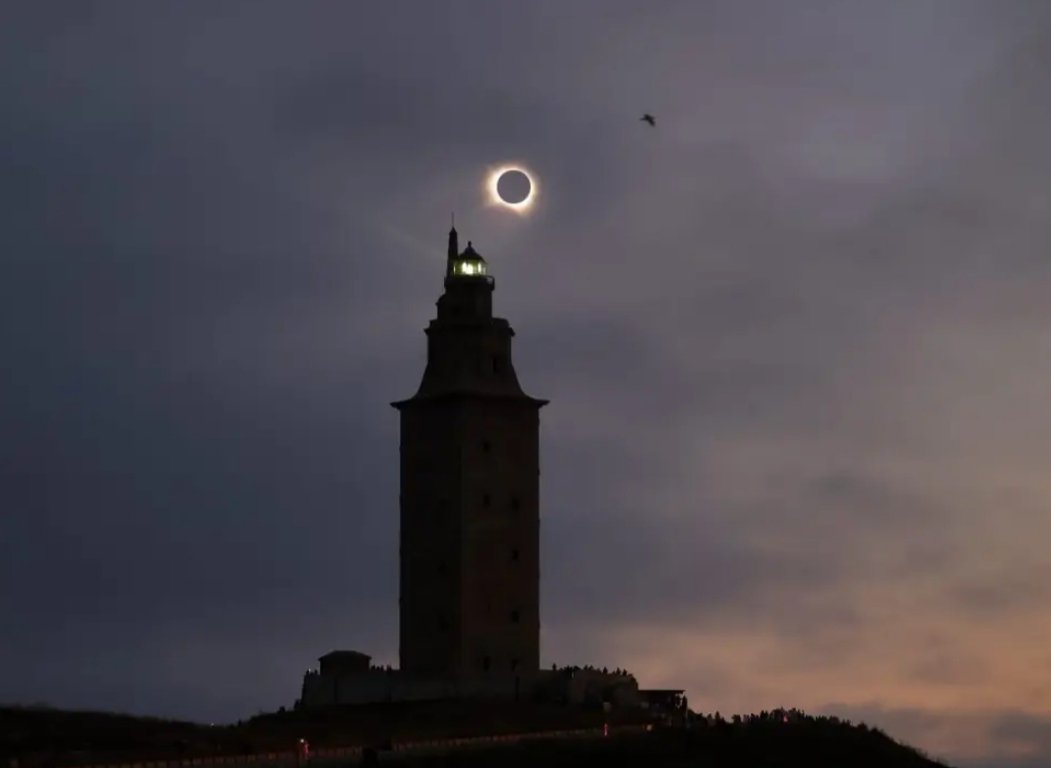 lagrimaslibro's tweet photo. Gran foto de Ángel Manso para retratar el eclipse en A Coruña. Así se vio la Torre de Hércules. https://t.co/de8nD9QR9P