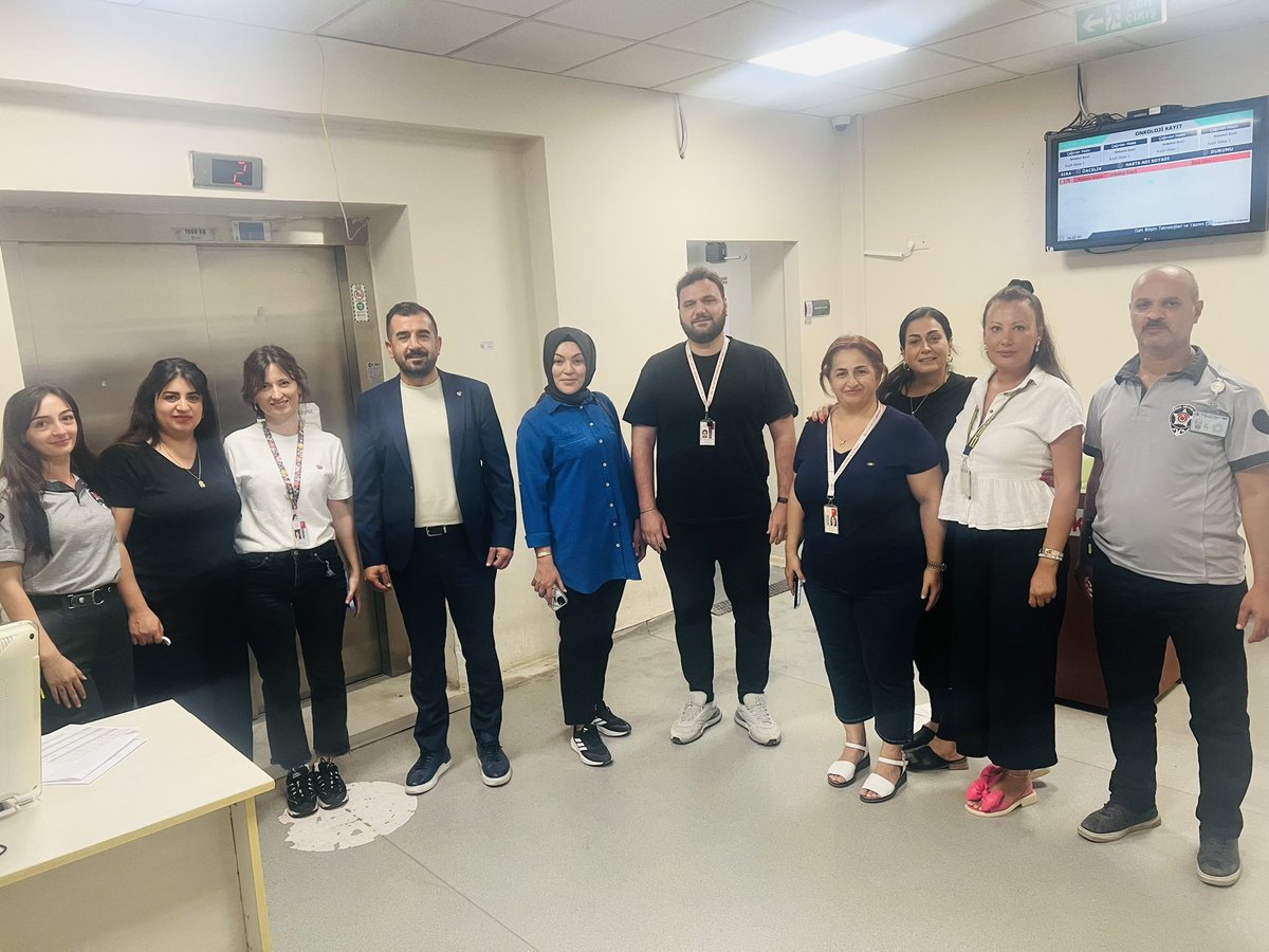 cihankaya_35's tweet photo. Dr. Suat Seren Göğüs Hastalıkları ve Cerrahisi Eğitim ve Araştırma Hastanemizde yöneticilerimizi ziyaret ederek yeni görevlerinin hayırlı olmasını diledik. Ardından üyelerimizle bir araya gelerek talep ve beklentilerini dinledik.

Emekçinin yanında, sahada olmaya devam ediyoruz. https://t.co/PPbqimEXgB
