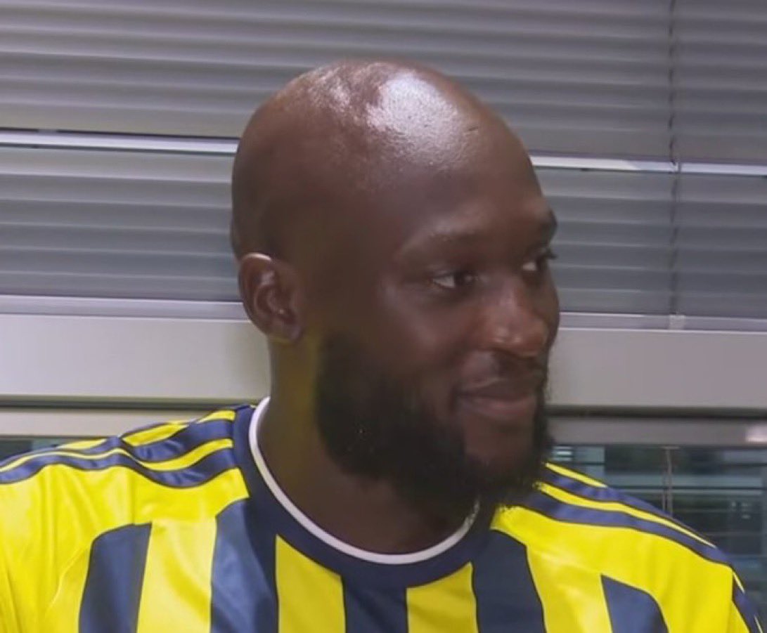 KadikoyMedya_'s tweet photo. 🎙️ Soru: Eski takım arkadaşın Victor Osimhen ile aynı ligde oynayacaksınız. Bu konuda ne düşünüyorsun?

Romelu Lukaku: “Osimhen benim yedeğimdi.” ( Gülerek ) https://t.co/GykpHfuziY