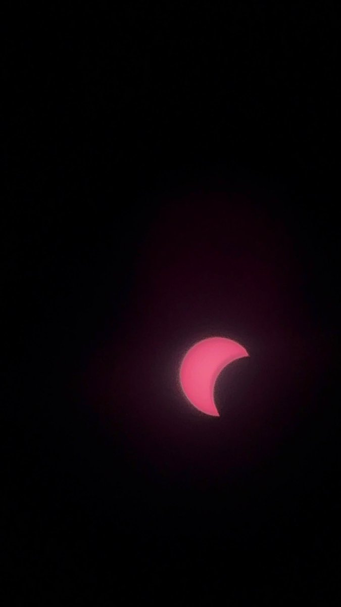 Tanilindmade's tweet photo. Eclipse #navarra #pamplona https://t.co/H4eJDcVAkx