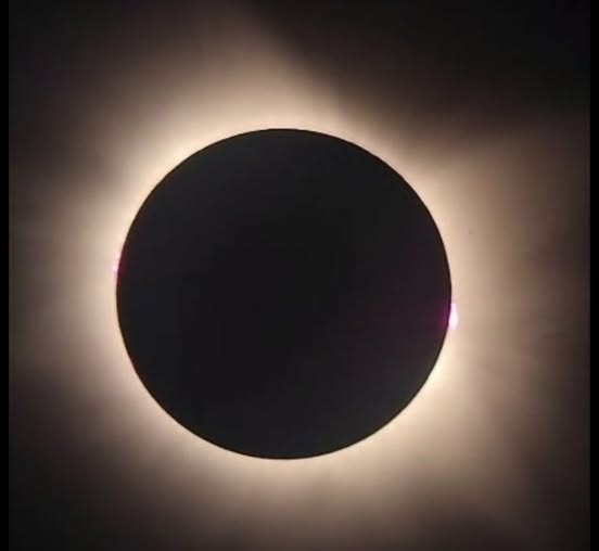 mohicani's tweet photo. L'eclissi solare totale ha avvolto Islanda, Groenlandia, Russia settentrionale, Spagna e parte del Portogallo.
In Italia l'eclissi solare è stata parziale, ma con punte altissime del 95% nel Nord -Ovest. Il 2 agosto 2027 ci sarà #eclissidisole totale dalla Spagna al Mar Rosso. https://t.co/fsWYXzPHza