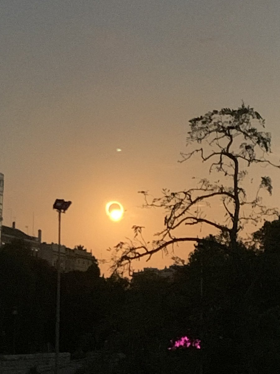 CharyCastaneda's tweet photo. Sin planearlo, nos encontramos con este maravilloso regalo de Dios: #Eclipse en Valencia, #España https://t.co/D9yYoB9usp