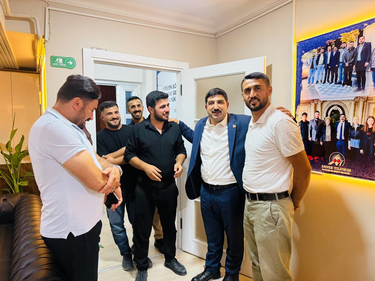 EYLDRM41's tweet photo. Bugün ofisimizde, Van Çatak ve Bahçesaray Gençlik ve Dayanışma Derneği Başkanı Sayın Yüksel Nar ve kıymetli yönetim kurulu üyelerini ağırlamaktan büyük memnuniyet duyduk.

Nazik ziyaretleri için kendilerine teşekkür ediyor; Dilovası’nın sorunlarını, ihtiyaçlarını ve geleceğini birlik, beraberlik ve ortak akıl anlayışıyla istişare etme fırsatı bulduğumuz için mutluluk duyuyorum.

Gençlerimizin fikirleri, enerjisi ve hayalleri bizim için çok kıymetli. Çünkü gençlerimiz, geleceğimizin teminatıdır. Her zaman gençlerimizin yanında olmaya, onların fikirlerine değer vermeye ve birlikte yol yürümeye devam edeceğiz.

Gelecek için ortak akılda buluşacak, hep birlikte başaracağız.
Birlikte daha güçlü, birlikte daha güzel bir Dilovası için çalışmaya devam edeceğiz.

Nazik ziyaretleri ve güzel sohbetleri için Sayın Yüksel Nar Başkanımıza ve değerli yönetim kurulu üyelerine teşekkür ediyorum. 

Gelecek için hep birlikte başaracağız!