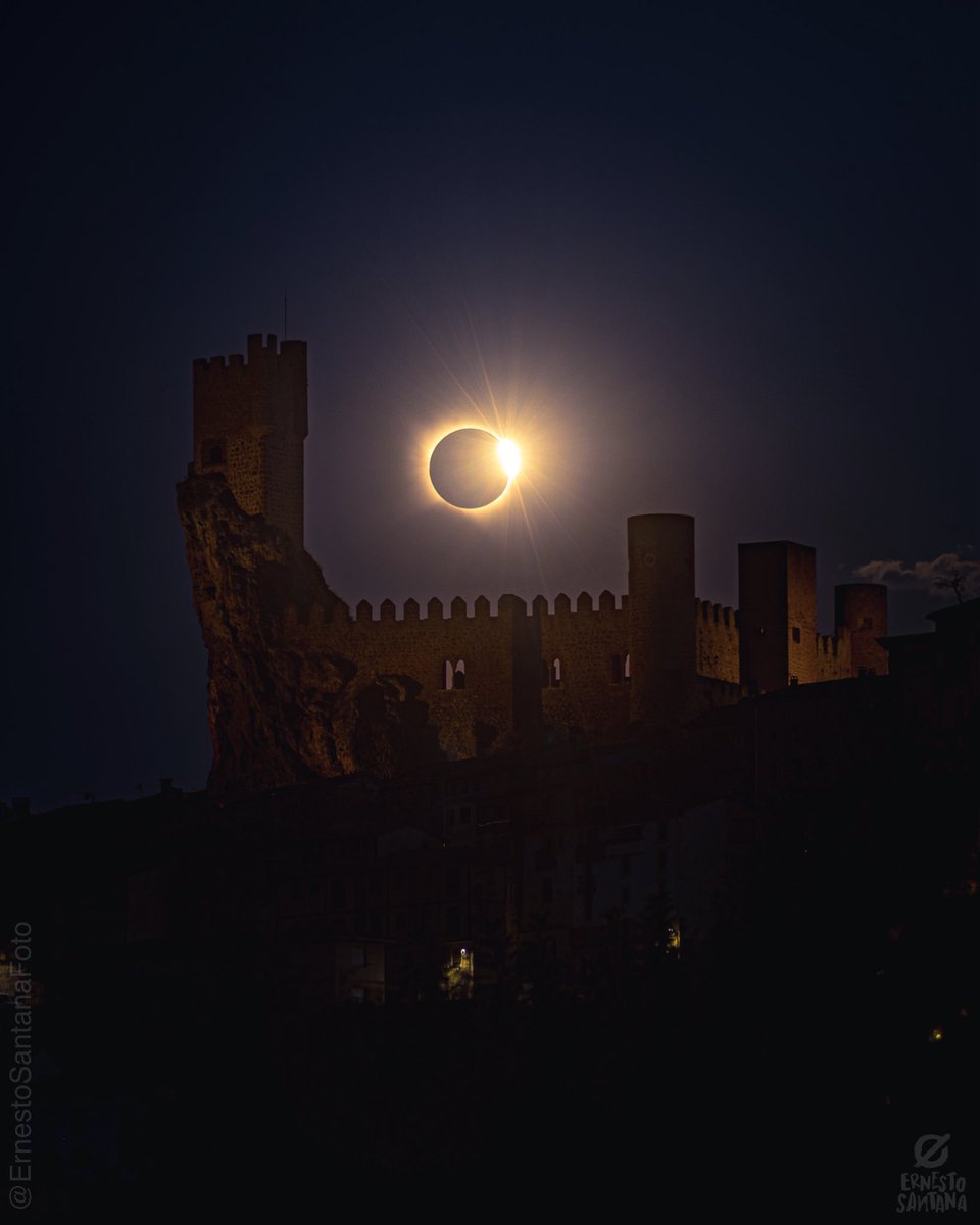 ESantanaFoto's tweet photo. Desde Frías, Burgos, agradecidos con que nos encendieran el castillo para este momento único. https://t.co/odkKWoU5U0