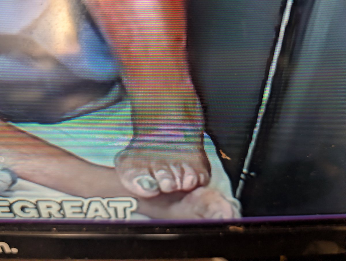 Deyleon84's tweet photo. This nigga #adrianbroner feet wheeeew! Them some brave hoes!! https://t.co/ApMA9BnSem
