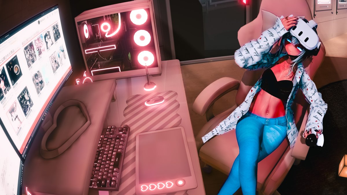 AkiNaki_VRChat's tweet photo. #おはツイポエム #VRChat
夜更けの部屋に
モニターの光だけが残っている

顔を覆う機械を
少しだけ持ち上げた

それは毎日くぐる
もうひとつの世界への扉

被ればこの部屋は遠ざかり

昨日も歩いた街や
いつもの誰かがいる場所へ
私はまた帰っていける

けれど今は
ほんの少しだけ休憩

おはんよ

現実へ戻ってきたはずなのに
扉はまだ
完全には閉じていない

手を伸ばせばすぐそこに
もうひとつの日常が待っている

少し休んだら
また向こうへ行こう

今日もきっと
この扉の先で

誰かとの一日が
始まるから
