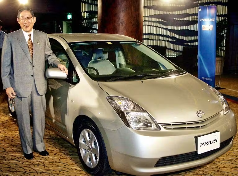 Motor1com's tweet photo. Hiroshi Okuda, the man behind the Toyota Prius, has passed away at the age of 93.

Hiroshi was president of Toyota from 1995 to 1998, and later served as chairman until 2006. In that time, he spearheaded Toyota's hybrid transformation. https://t.co/olfU7r3ld9
