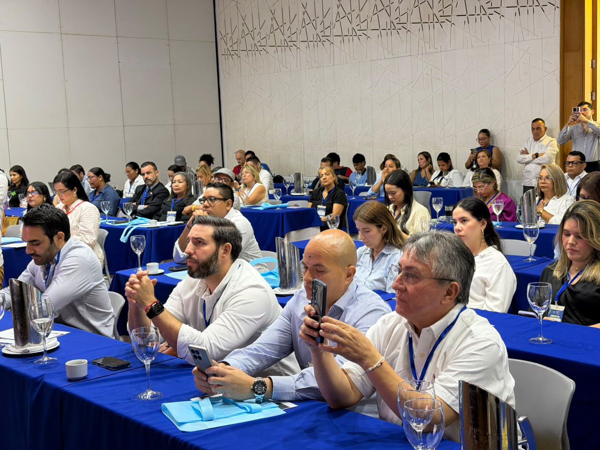 Camarabaq's tweet photo. 🏨🌴 Nuestra Vicepresidenta Ejecutiva, Mireylle Julliard @mijulliard participó en la instalación del V Seminario de Competitividad Turística y XIII Salón de Proveedores de Cotelco Capítulo Atlántico @CotelcoAtlanti 

Durante su intervención destacó el potencial del Caribe colombiano para consolidarse como un destino internacional y la importancia de avanzar en una Agenda Caribe de Turismo, articulando empresarios, gremios e instituciones.

🤝 Desde la Cámara de Comercio de Barranquilla seguimos fortaleciendo el sector: entre 2024 y 2026, más de 7️⃣0️⃣0️⃣ empresarios han participado en estrategias y programas alrededor del Clúster de Turismo, liderado por @DavidMonteroBAQ 

💙 Somos #AliadosParaCrecer y para impulsar un turismo más competitivo, sostenible y conectado con las oportunidades de nuestra región.