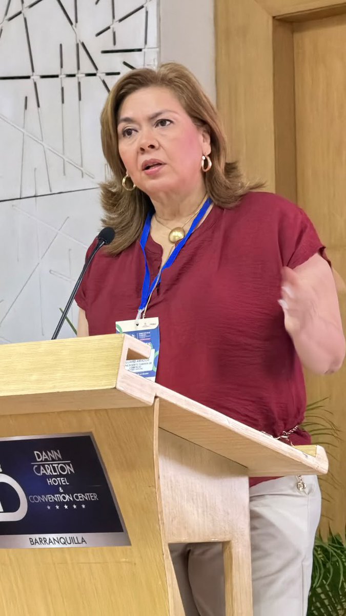 Camarabaq's tweet photo. 🏨🌴 Nuestra Vicepresidenta Ejecutiva, Mireylle Julliard @mijulliard participó en la instalación del V Seminario de Competitividad Turística y XIII Salón de Proveedores de Cotelco Capítulo Atlántico @CotelcoAtlanti 

Durante su intervención destacó el potencial del Caribe colombiano para consolidarse como un destino internacional y la importancia de avanzar en una Agenda Caribe de Turismo, articulando empresarios, gremios e instituciones.

🤝 Desde la Cámara de Comercio de Barranquilla seguimos fortaleciendo el sector: entre 2024 y 2026, más de 7️⃣0️⃣0️⃣ empresarios han participado en estrategias y programas alrededor del Clúster de Turismo, liderado por @DavidMonteroBAQ 

💙 Somos #AliadosParaCrecer y para impulsar un turismo más competitivo, sostenible y conectado con las oportunidades de nuestra región.