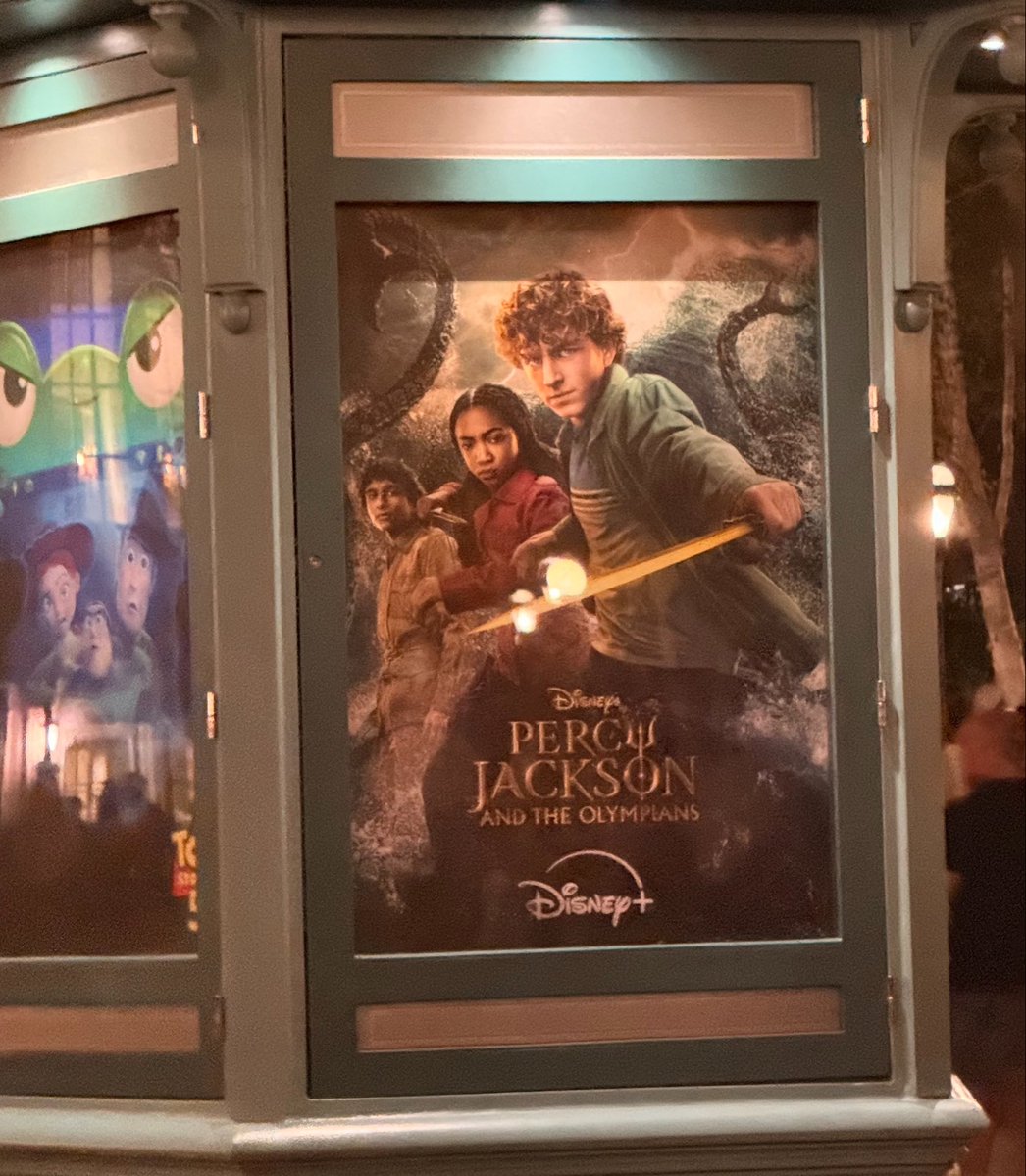 chaseblofis's tweet photo. oq a minha série indie alternativa percy jackson tá fazendo aqui na disney paris ein ein ein https://t.co/yKjYQjiuhp