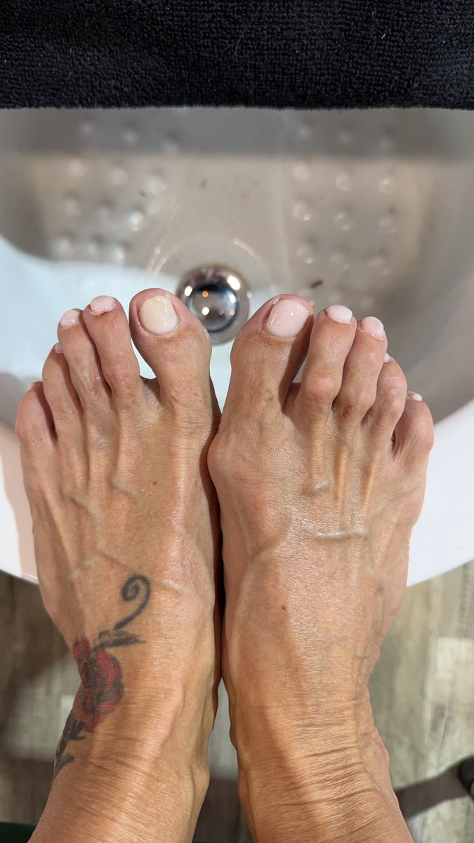 Fiftyflamex's tweet photo. Toesies 🦶🦶#feetfetısh #findom #footfetısh https://t.co/OXBxLj9FAf