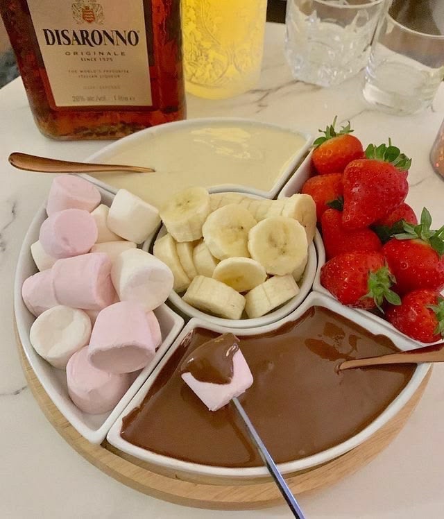 insperarise's tweet photo. chocolate fondue 🍓 https://t.co/7ZHzilc3GZ