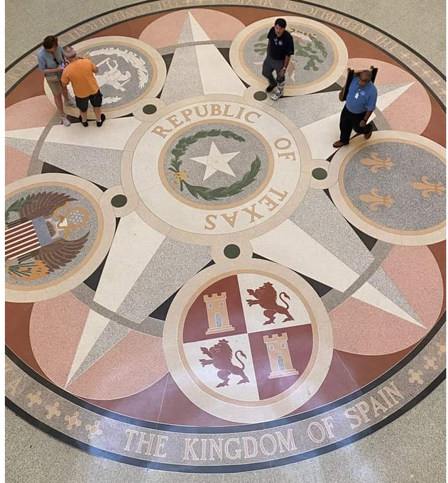 CCivicaCatalana's tweet photo. Texas fue España durante casi 300 años. Los texanos siempre han estado orgullosos de su pasado hispano

En el centro de su capitolio, en Austin, rinden homenaje al "Reino de España", los símbolos de Castilla y la monarquía española. Sin complejos.

Aquí les llamarían fachas. https://t.co/ApDC22O3np