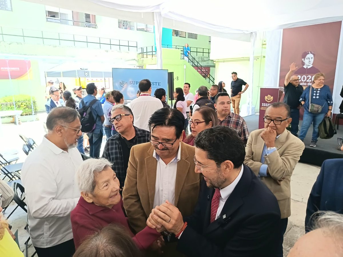 agustingc2012's tweet photo. Hoy se inauguró el @TUSUPERISSSTE de la #Doctores.
Agradezco al compañero @EliEvangelist11 la invitación y la oportunidad de que mi madre Bundi, militante de toda la vida y que estuvo presente con nosotros en las jornadas del CEU, saludara al compañero @martibatres.
Por cierto, durante algún tiempo fuimos vecinos cercanos cuando Martí vivió en la Buenos Aires, Eli en la Doctores y nosotros en la Obrera.
#PuroBarrio