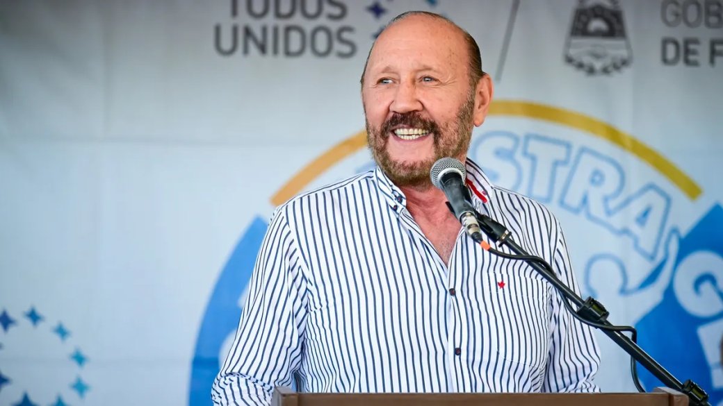 dataflash24's tweet photo. FORMOSA: GILDO INSFRÁN ANUNCIÓ UN AUMENTO DEL 15% QUE TAMBIÉN ALCANZA A JUBILADOS

El gobernador de Formosa, Gildo Insfrán, anunció una recomposición salarial del 15% para trabajadores estatales activos y pasivos, incluyendo a jubilados y pensionados provinciales. El incremento se aplicará en tres tramos del 5% durante agosto, septiembre y octubre y llevará la mejora acumulada durante 2026 al 29%.

Desde el Gobierno provincial destacaron que la medida será afrontada con recursos propios y sin recurrir al endeudamiento, en un escenario nacional marcado por la pérdida del poder adquisitivo. Una decisión que pone a Formosa en contraste con la política de ingresos que atraviesa el país.