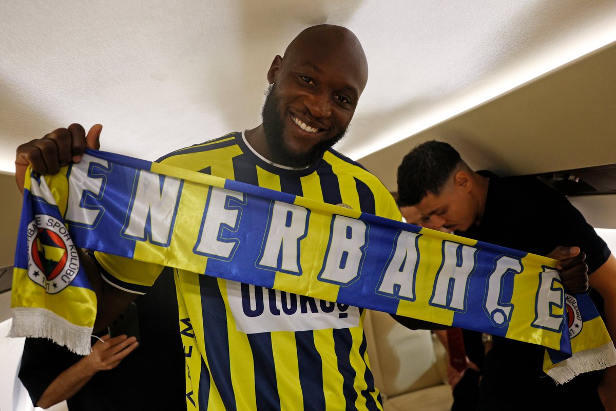Fenerbahce's tweet photo. Big Rom in our Yellow &amp; Navy Blue. 💛💙 https://t.co/KyybbLRD3M