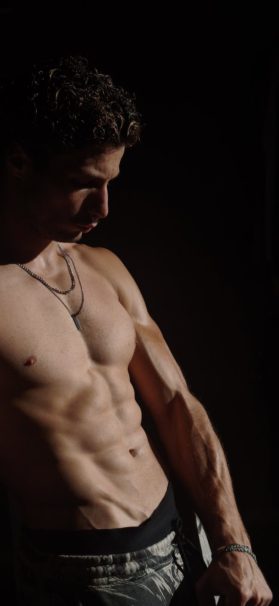 Yk4re_'s tweet photo. Toujours personne pour se porter volontaire ? #Moneyslave #Muscle https://t.co/PUQoz3gs9u