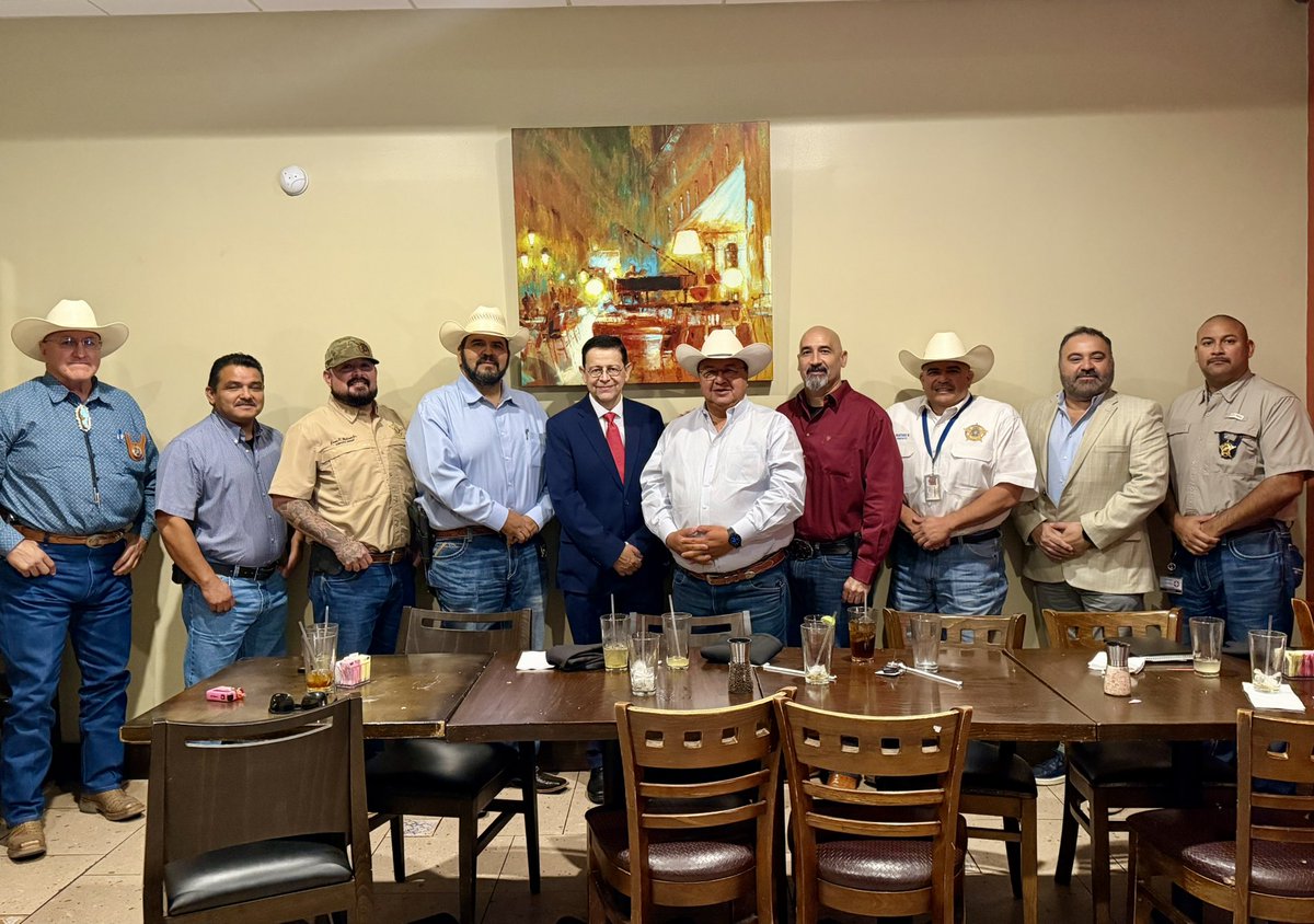 consulmexlaredo's tweet photo. Los cónsules @jcmendoza2011 y @HMunguiaVal sostuvieron reunión con sheriffs de condados de Zapata, La Salle y Duval para intercambiar información y fortalecer cooperación institucional. Los sheriffs mostraron especial interés en los elementos de seguridad de la Matrícula Consular https://t.co/03wkXpgeT1