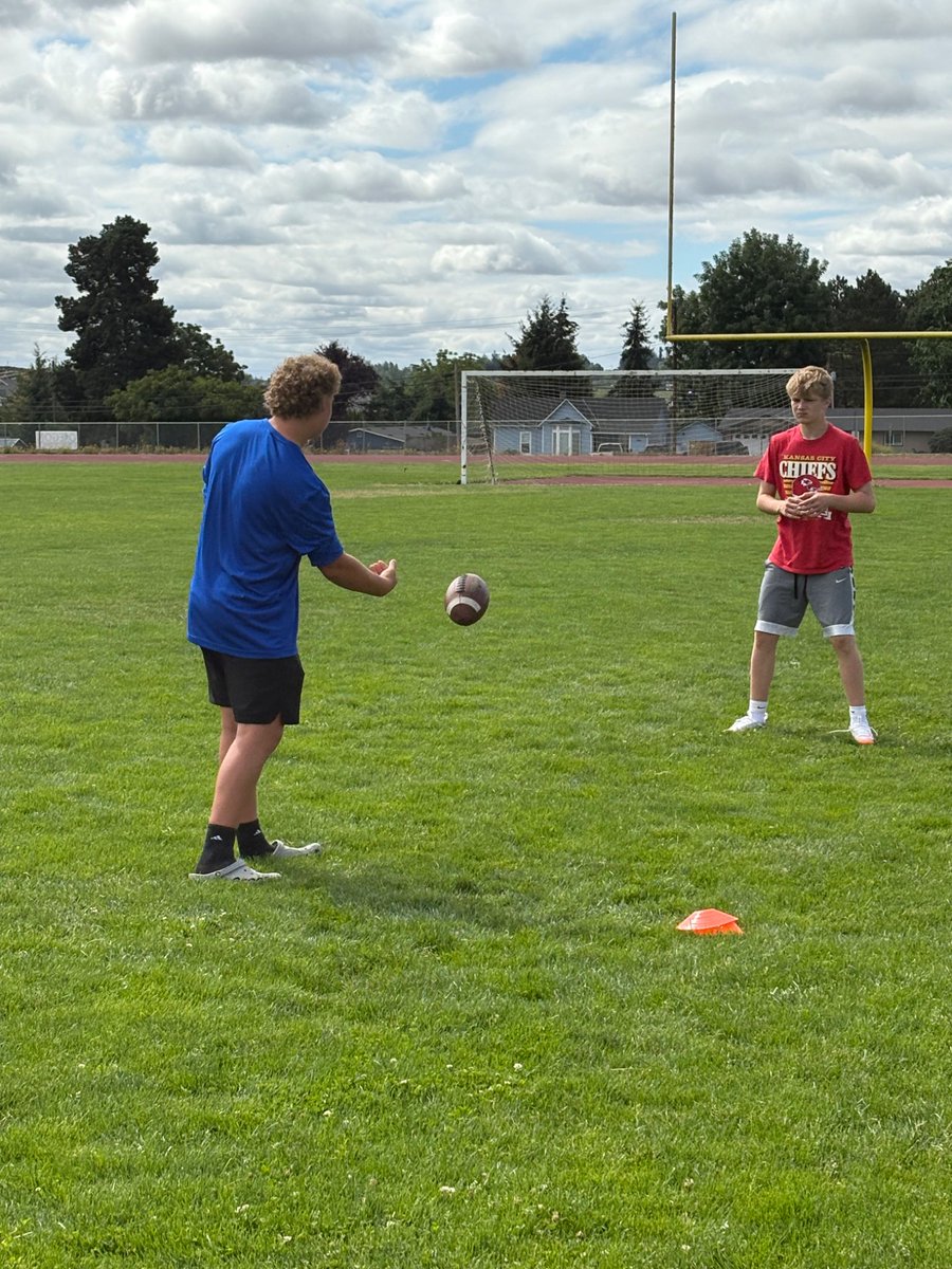 Kamden_Raever's tweet photo. Paying it forward. Teaching the next generation. 

@AlexBrink10 @coachjoemohr https://t.co/dcKjykLIQL