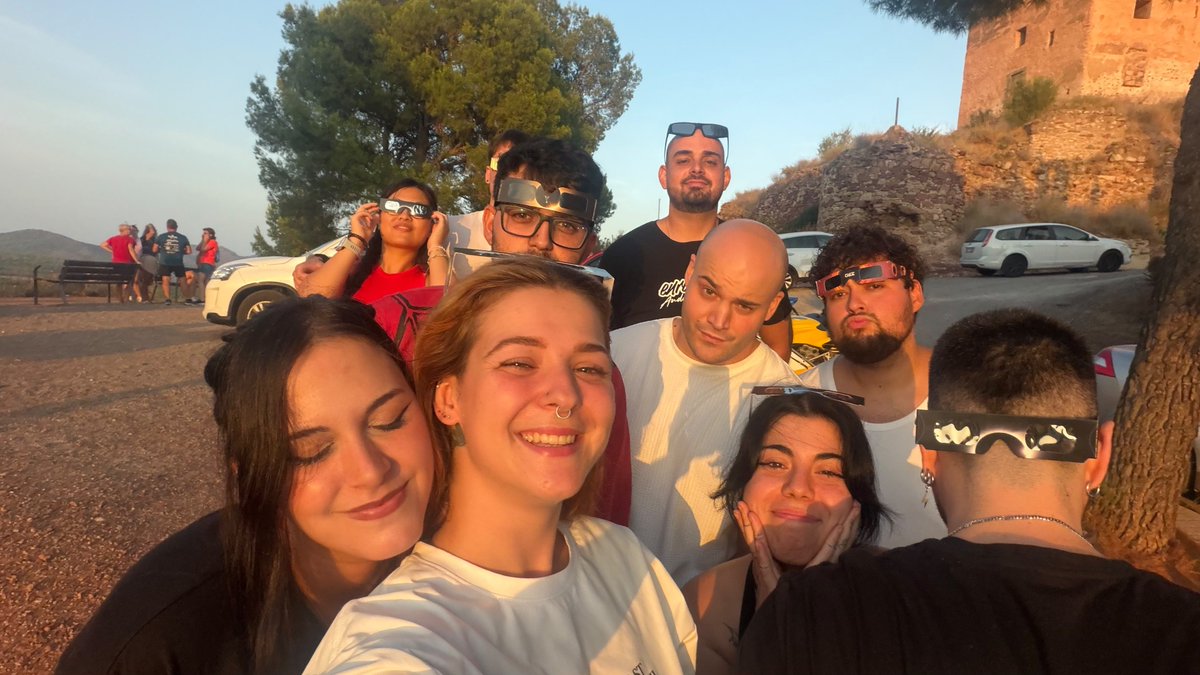 jonyfergo_'s tweet photo. Ya he llegado a casa después de toda la tarde fuera por el eclipse

Estoy agotado, que bien me lo paso con gente tan guay, eso sí mi batería social está a 0 ahora mismo https://t.co/cXqq47Ae2K