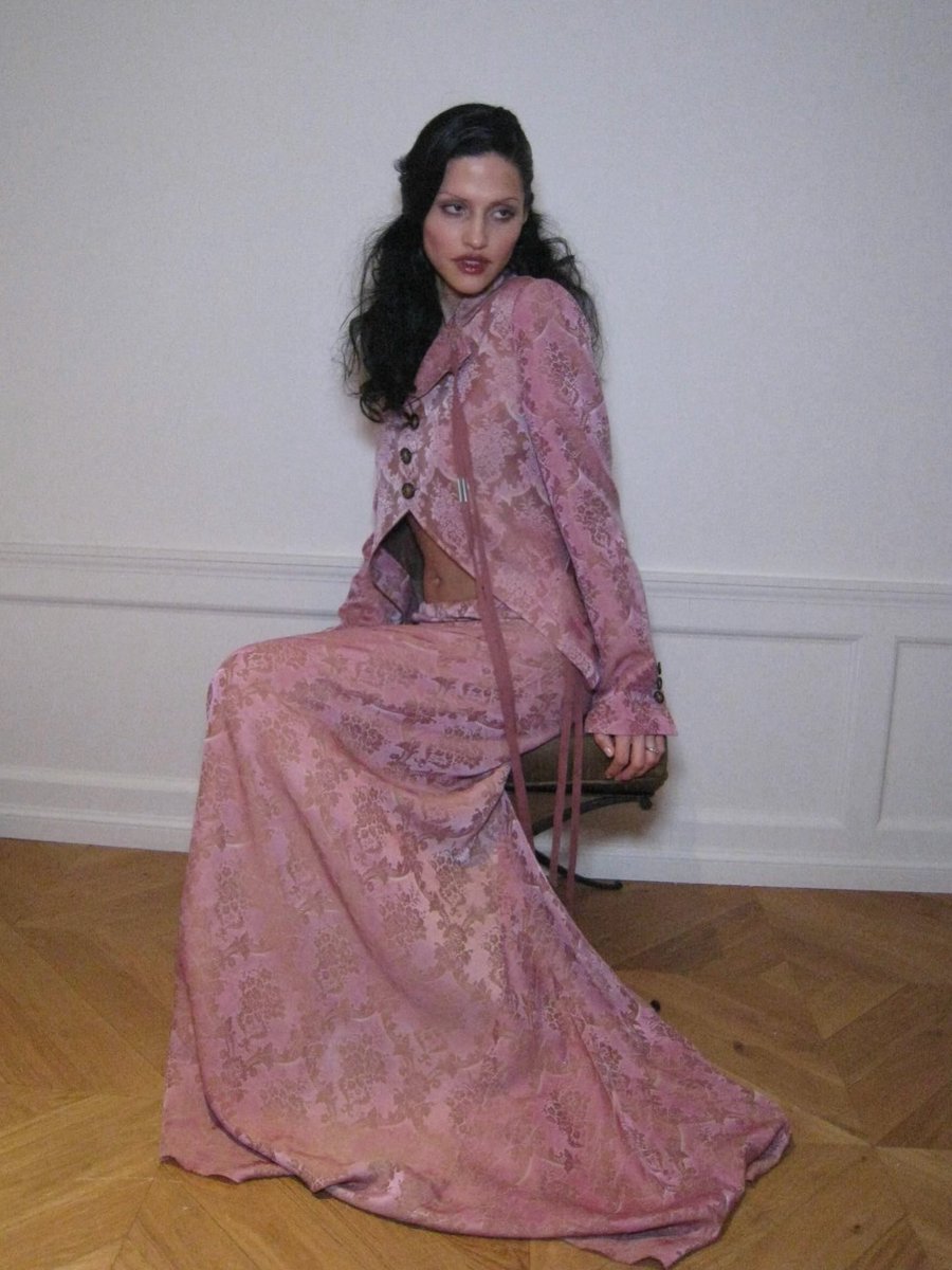 bottegasveneta's tweet photo. still thinking about gabbriette wearing this look from ann demeulemeester ss26 rtw 🪷 https://t.co/H5xSNq4the