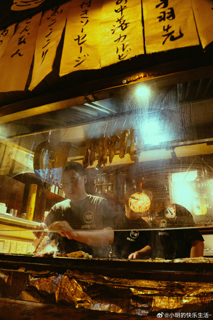 bagnor01's tweet photo. It’s 11pm at the tiny street-side food stall. Hot ramen steam curling up, a regular sharing funny old stories, and the only sound is chopsticks clinking. Tonight, comfort comes in a bowl. https://t.co/1octICunEc