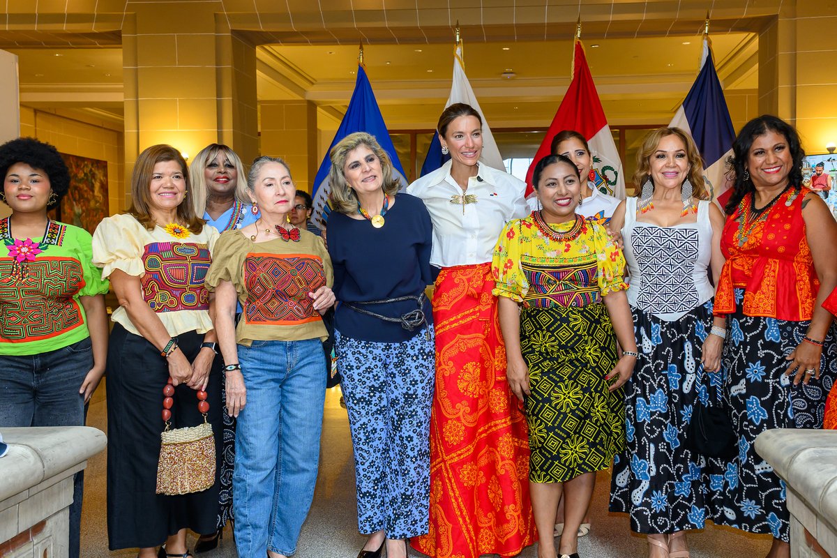 OEA_oficial's tweet photo. Tres exposiciones que reflejan el alma, la memoria y la herencia viva de los pueblos originarios de las Américas fueron inauguradas en la Galería Marcus Garvey de la sede de la #OEA:

🇵🇦 “Arte Ancestral en Movimiento”, de #Panamá
🇵🇪 “Machupicchu, cultura viva”, de #Perú
🇩🇴 “Todos los rostros del ancestro: los taínos y la isla Quisqueya” de #RepúblicaDominicana

🎨 Una celebración de las raíces, saberes y expresiones culturales que han trascendido generaciones y continúan enriqueciendo la identidad de nuestro hemisferio, en el marco de la IX #SemanaIndígenaOEA.

🔗 Conoce más de la agenda aquí: https://t.co/wFcAAhxoqy

 #SomosIndígenas